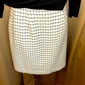 Ingredient size 8 textured black white lined skirt